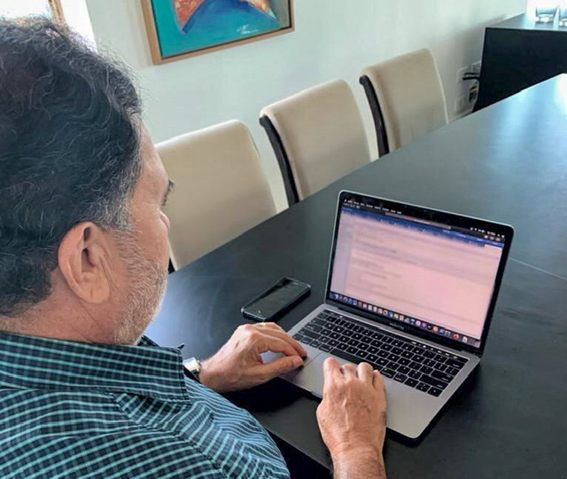 De casa, Tony participa de votações que visam o combate ao coronavírus