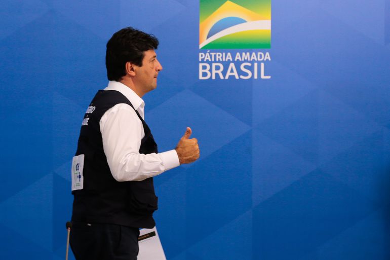 Em meio à pandemia, Bolsonaro demite ministro da Saúde