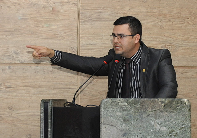 Moysés pede isenção da contribuição de iluminação pública em Caruaru