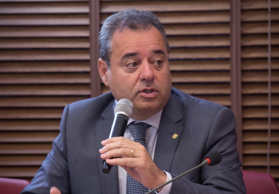 Projeto autoriza contratação de médicos formados no exterior durante pandemia