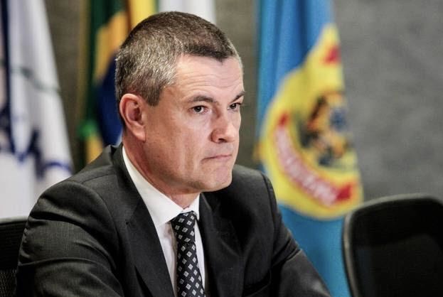 Bolsonaro demite Valeixo e crise com Moro deve aumentar