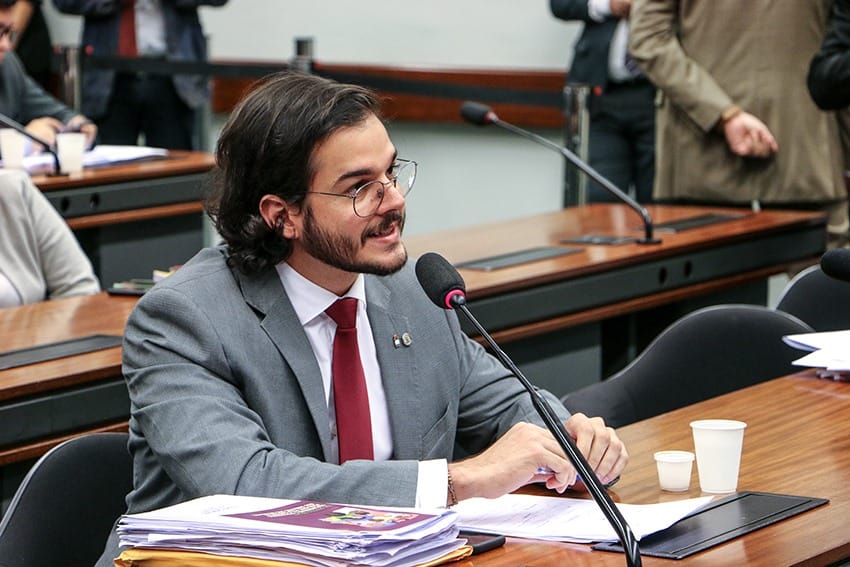 Túlio apresenta projeto que visa priorizar profissionais da saúde durante pandemia