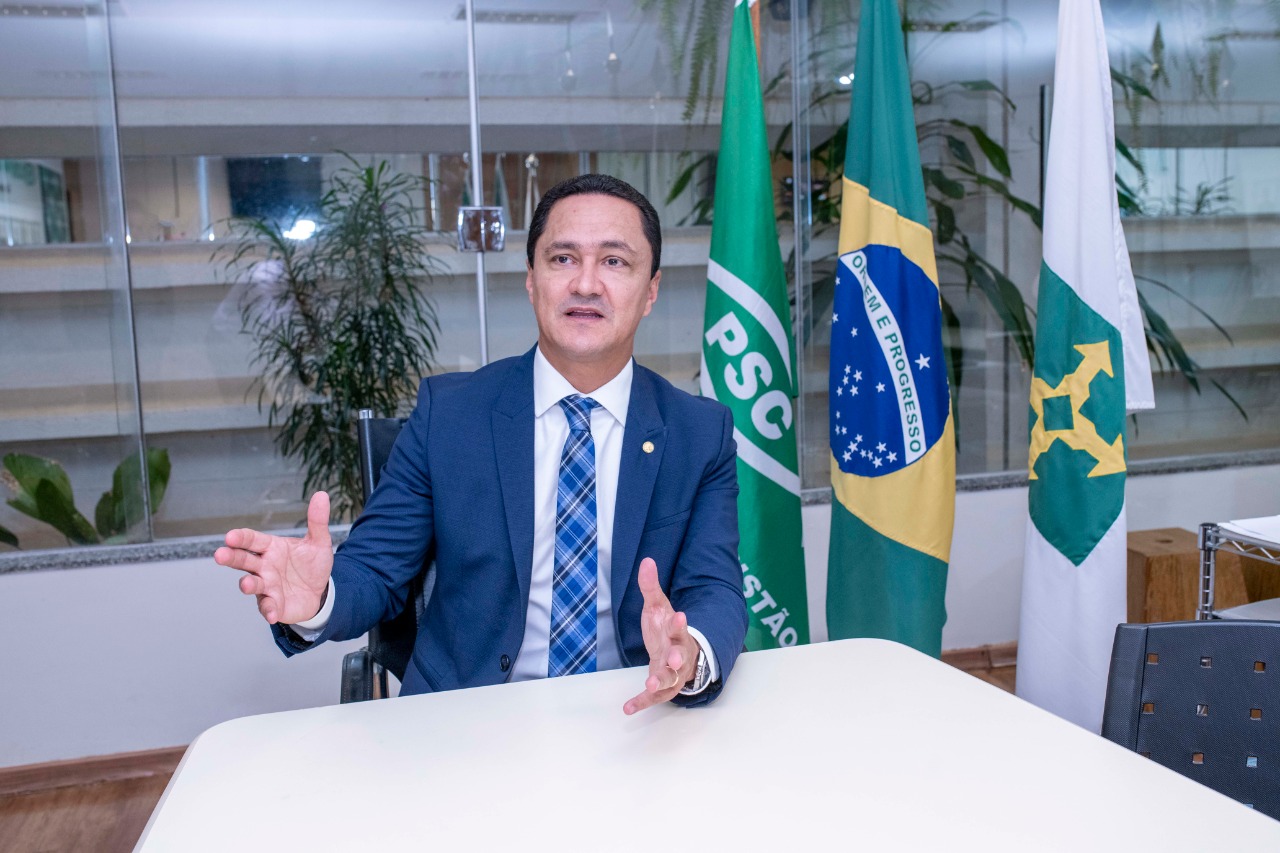 André Ferreira destaca aprovação de projeto que amplia auxílio emergencial