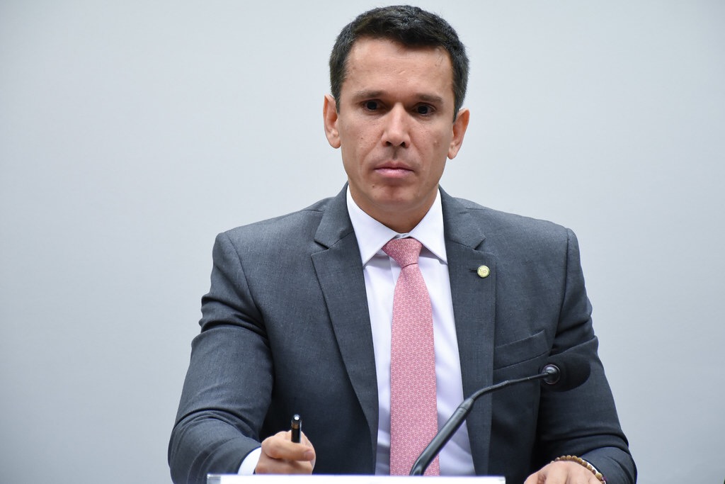 Felipe Carreras abre mão de 40% do salário durante pandemia