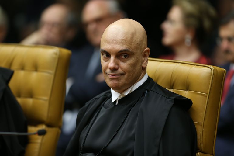 Ministro do STF decide que governadores e prefeitos podem adotar medidas sem consultar Bolsonaro