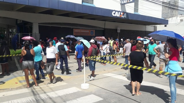 Filas seguem intensas nas agências da Caixa em Caruaru