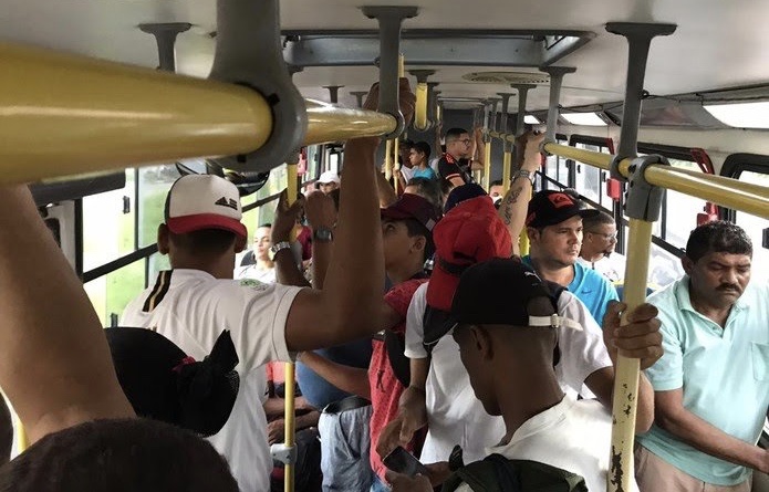 Primeiro dia de rodízio no Recife é marcado por superlotações em ônibus