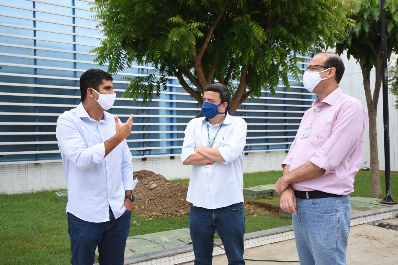 Erick Lessa verifica obras do hospital de campanha em Caruaru