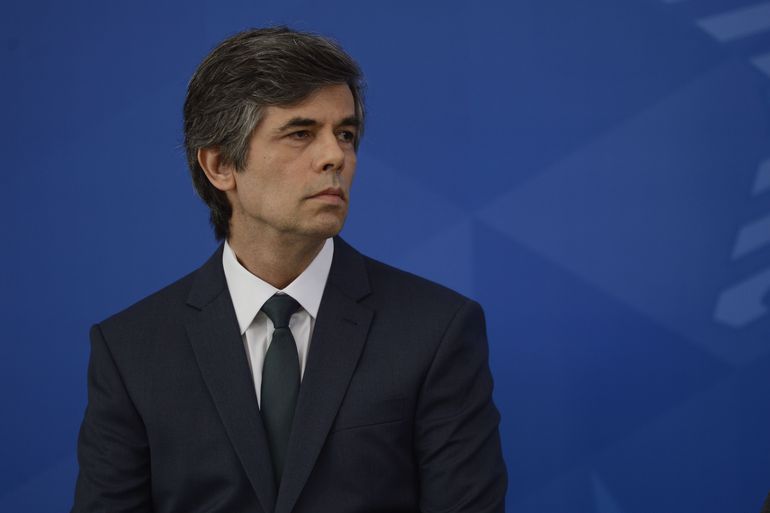 Ministro da Saúde é pego de surpresa em novo decreto de Bolsonaro