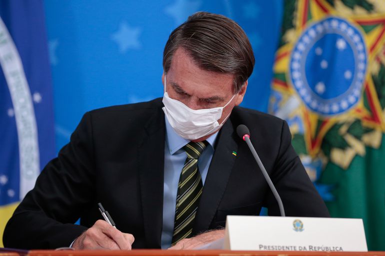 Com vetos, Bolsonaro sanciona orçamento de 2022