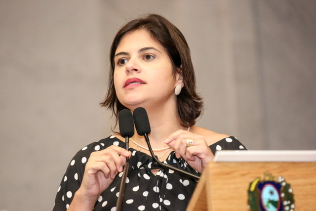 Priscila Krause monitora recursos utilizados no combate ao coronavírus