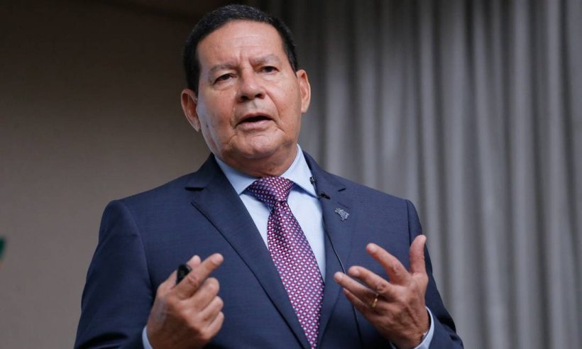 Mourão faz teste de Covid-19 e entra em isolamento domiciliar