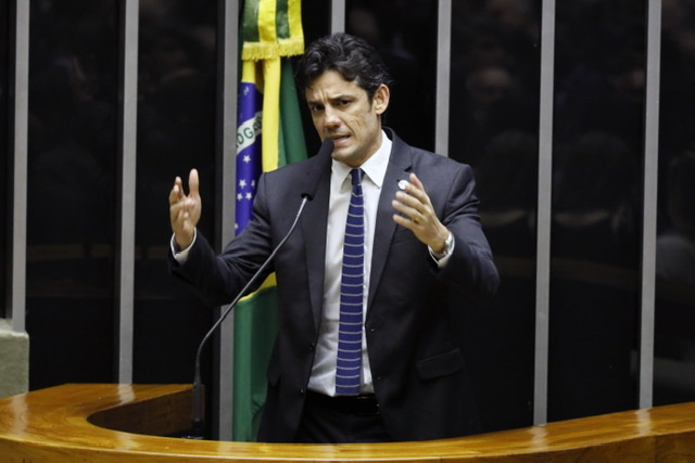 “A gestão dele é um desastre”, diz Daniel Coelho sobre Geraldo Julio