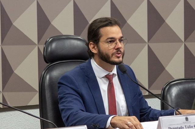 Túlio entra com ação para sustar decisão de ex-ministro da Educação