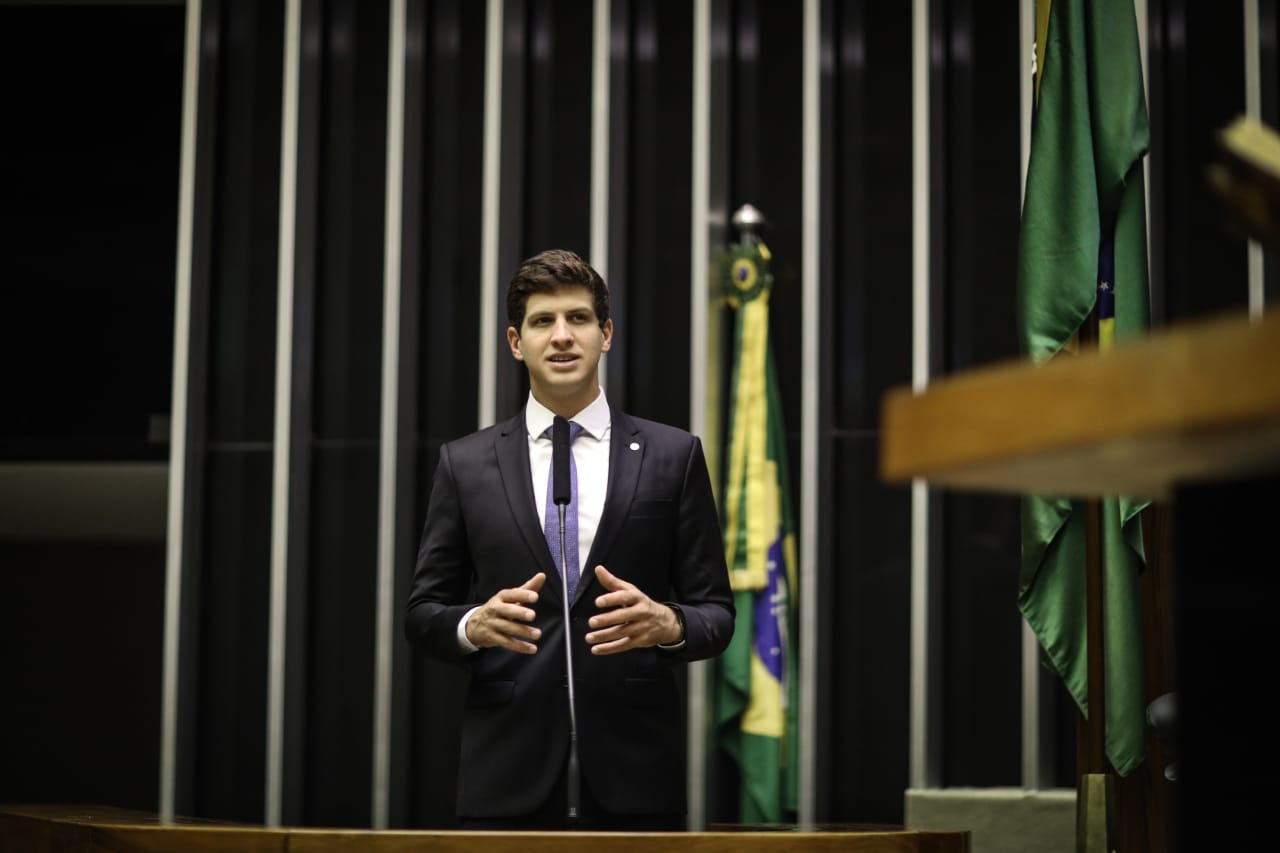 João Campos entra com projeto para suspender corte no Bolsa Família