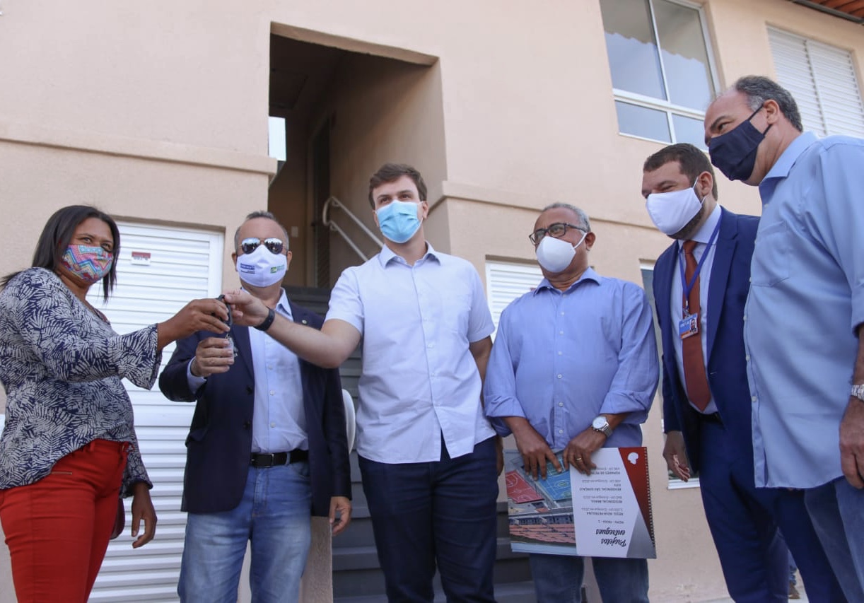 Miguel Coelho entrega habitacional para 496 famílias em Petrolina