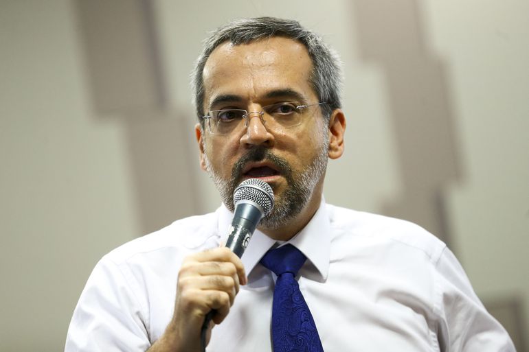 Governo faz “correção” de data da exoneração de Abraham Weintraub