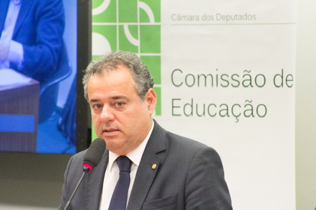 Deputados apresentam plano emergencial para educação