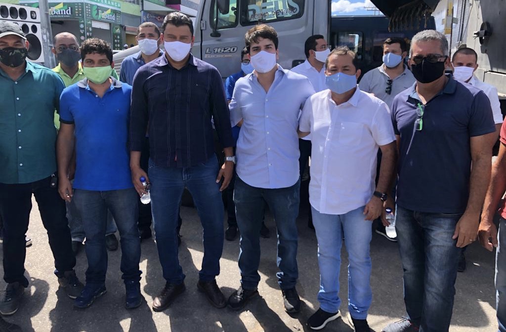 Antonio Coelho entrega retroescavadeira a agricultores de Santa Maria da Boa Vista