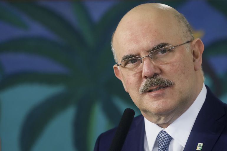 Ministro da Educação diz que testou positivo para Covid-19