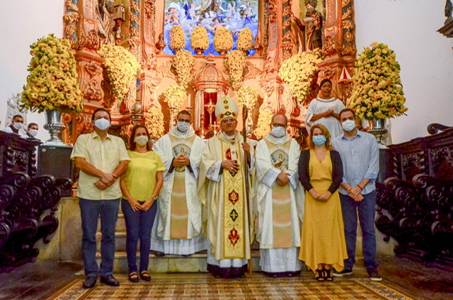 No Recife, Paulo e Geraldo vão à missa de Nossa Senhora do Carmo