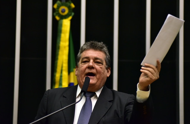 A contradição no discurso de Silvio Costa