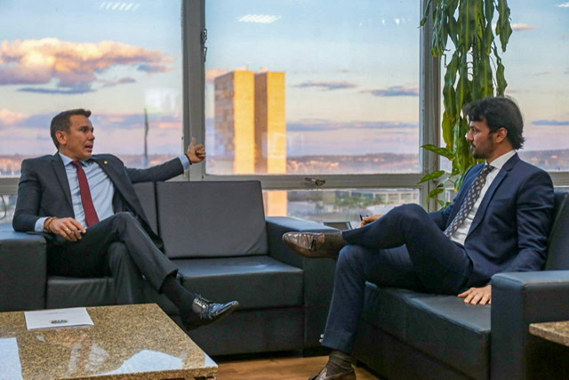 Carreras debate acesso à internet com ministro das Comunicações