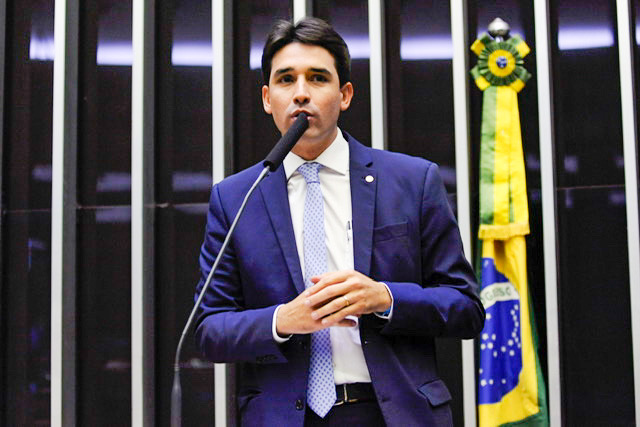 Silvio articula recursos para ajudar municípios atingidos pelas enchentes