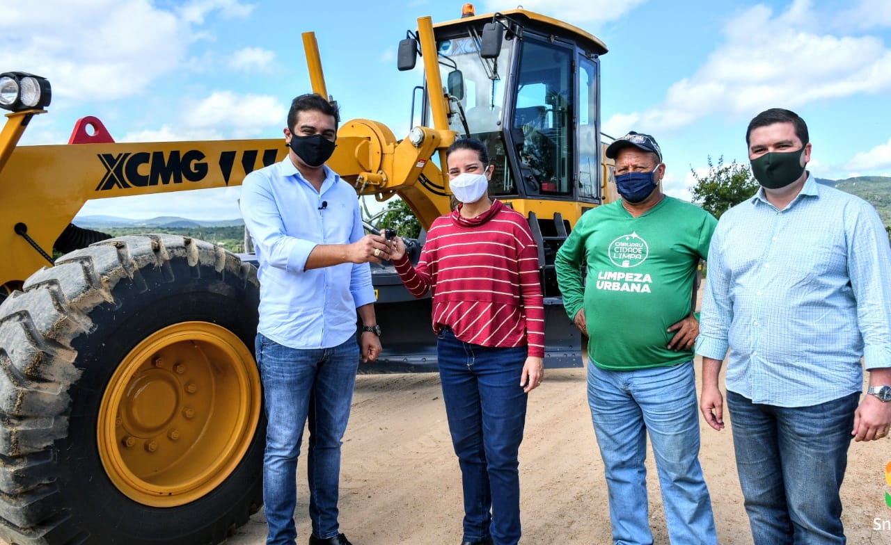 Fernando Rodolfo entrega máquina Patrol à Prefeitura de Caruaru