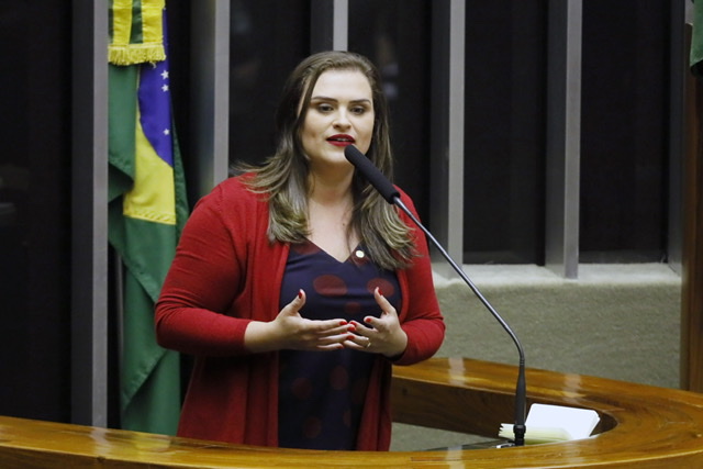 Marília protesta contra possível fechamento de laboratórios no Recife