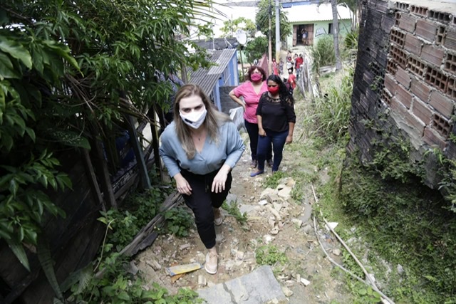 No Ibura, Marília fala em obras definitivas para eliminar pontos de risco nos morros