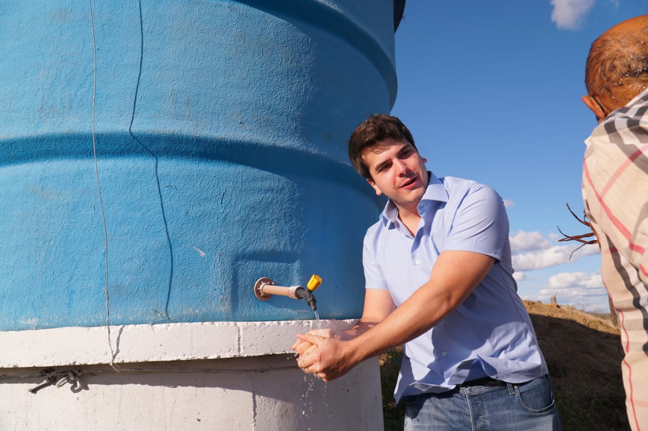 Antonio Coelho celebra novos poços artesianos com energia solar