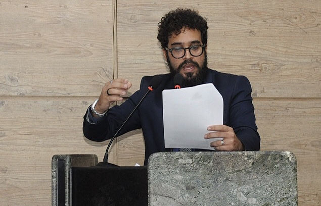 Finizola faz denúncia ao MPF sobre servidores da Prefeitura de Caruaru