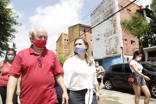 Ao lado do vereador Jairo Britto, Marília visita habitacional no Cordeiro