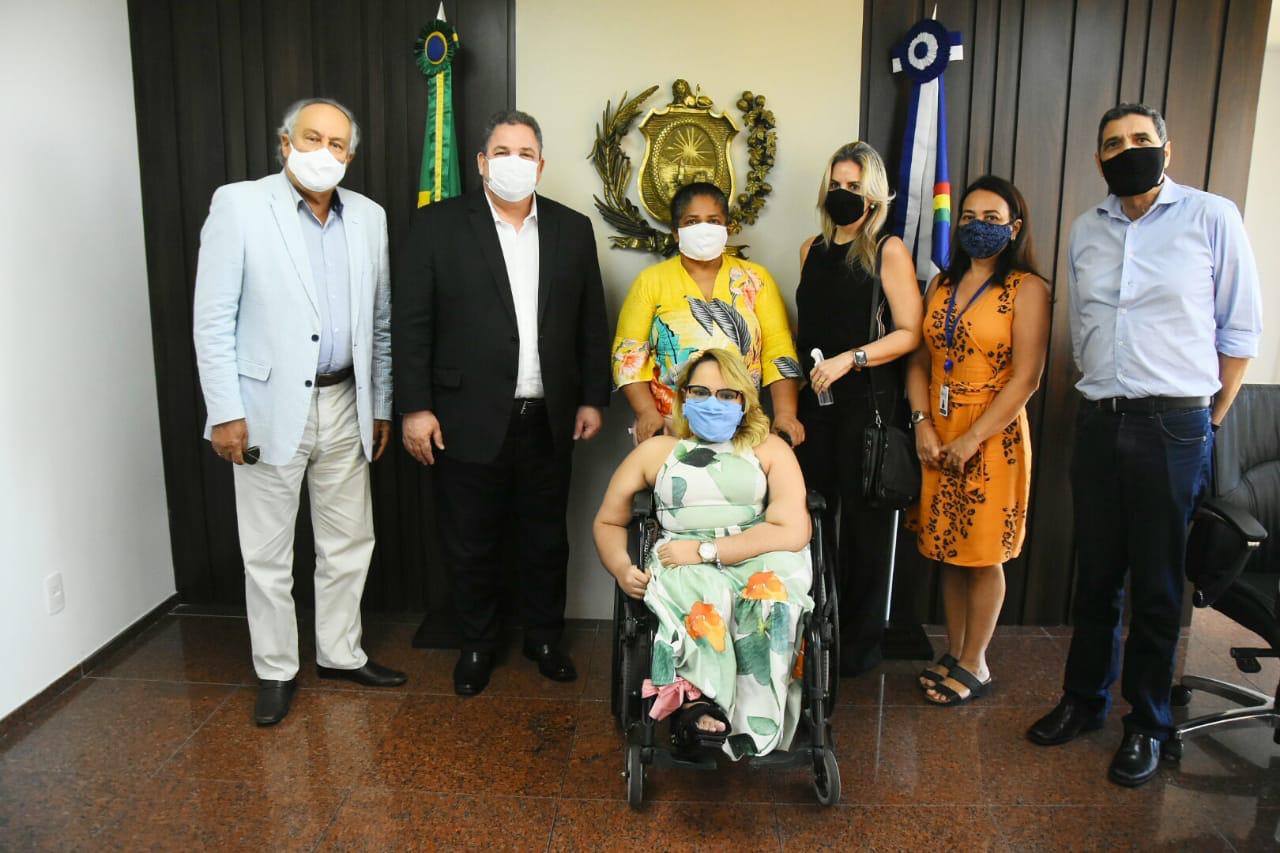 Estudante com deficiência comemora um ano de estágio na Alepe