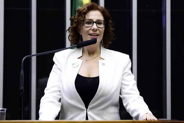 Carla Zambelli é internada após ser diagnosticada com Covid-19