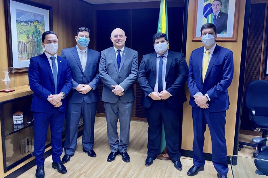 André Ferreira leva demandas de municípios ao ministro da Educação