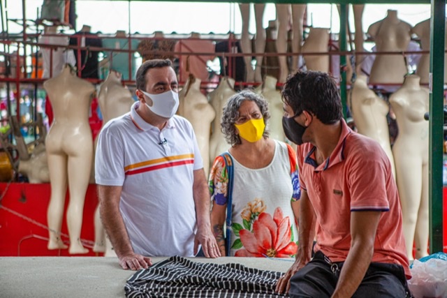 Marcelo Gomes e Ailza Trajano visitam a Feira da Sulanca