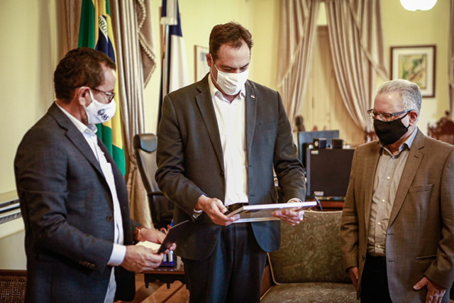 Paulo Câmara entrega placa comemorativa dos 85 anos do IPA