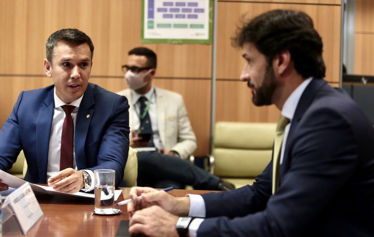 Felipe Carreras solicita linha de crédito para Noronha