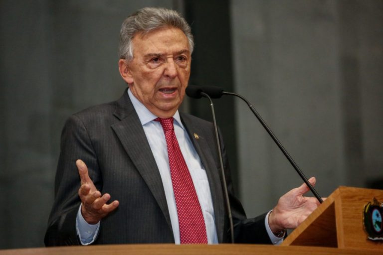 Em busca de apoio, Queiroz adia convenção