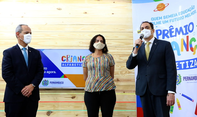 Estado premia escolas e municípios com os melhores resultados na alfabetização