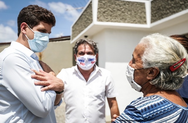 Na Zona Oeste do Recife, João Campos promete ouvir e buscar soluções