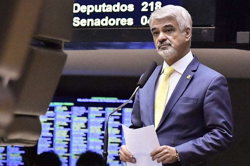 Humberto aciona PGR e STF contra Damares Alves