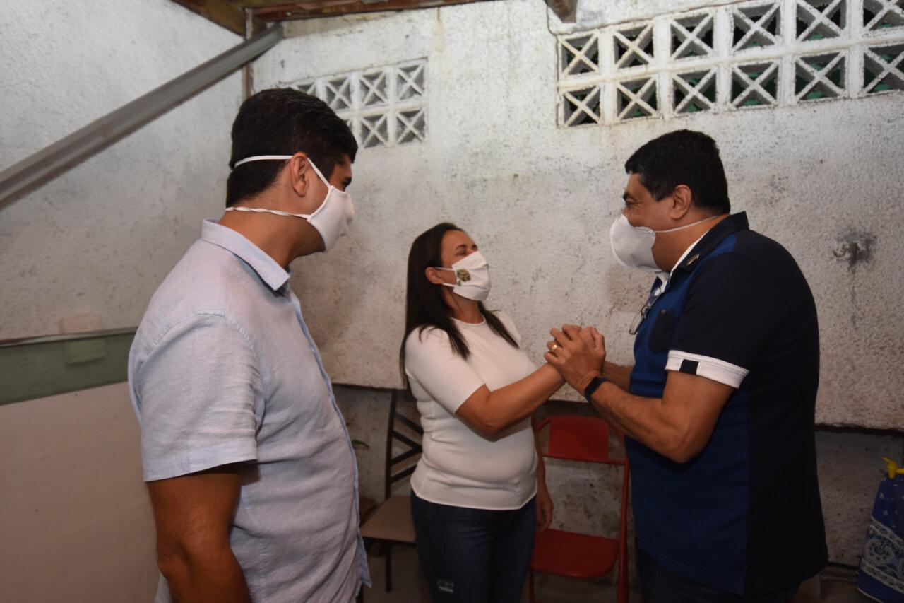 Lessa e Manoel fazem maratona de visitas pela periferia de Caruaru