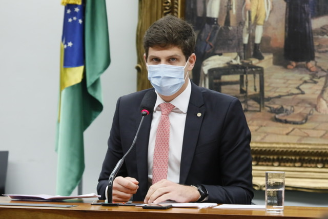 João Campos se posiciona contra a redução do auxílio emergencial