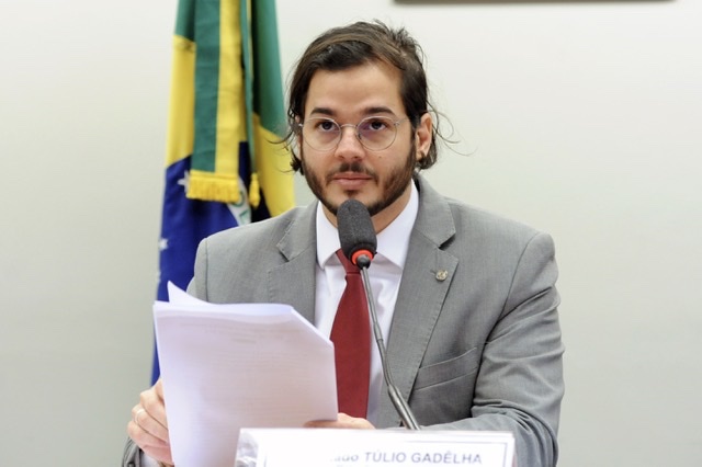 Túlio Gadêlha se manifesta contra a redução do auxílio emergencial