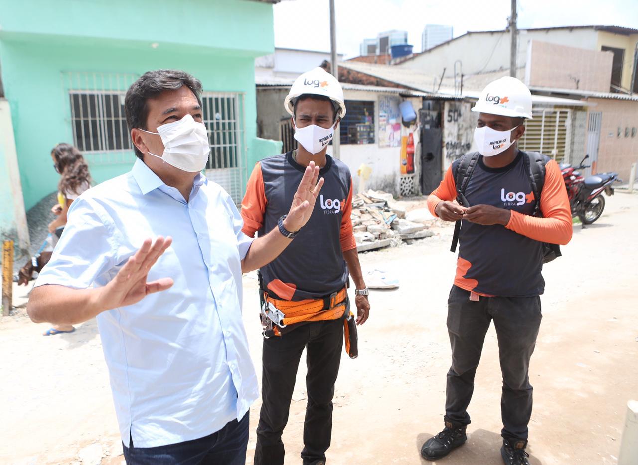 No Recife, Mendonça lança programa Aluno Conectado