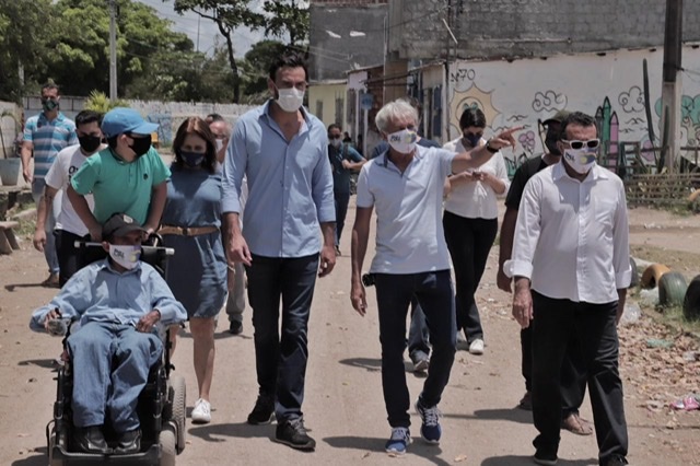 Carlos Andrade Lima intensifica caminhadas com candidatos a vereador