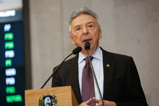 Queiroz questiona redução no valor do auxílio emergencial